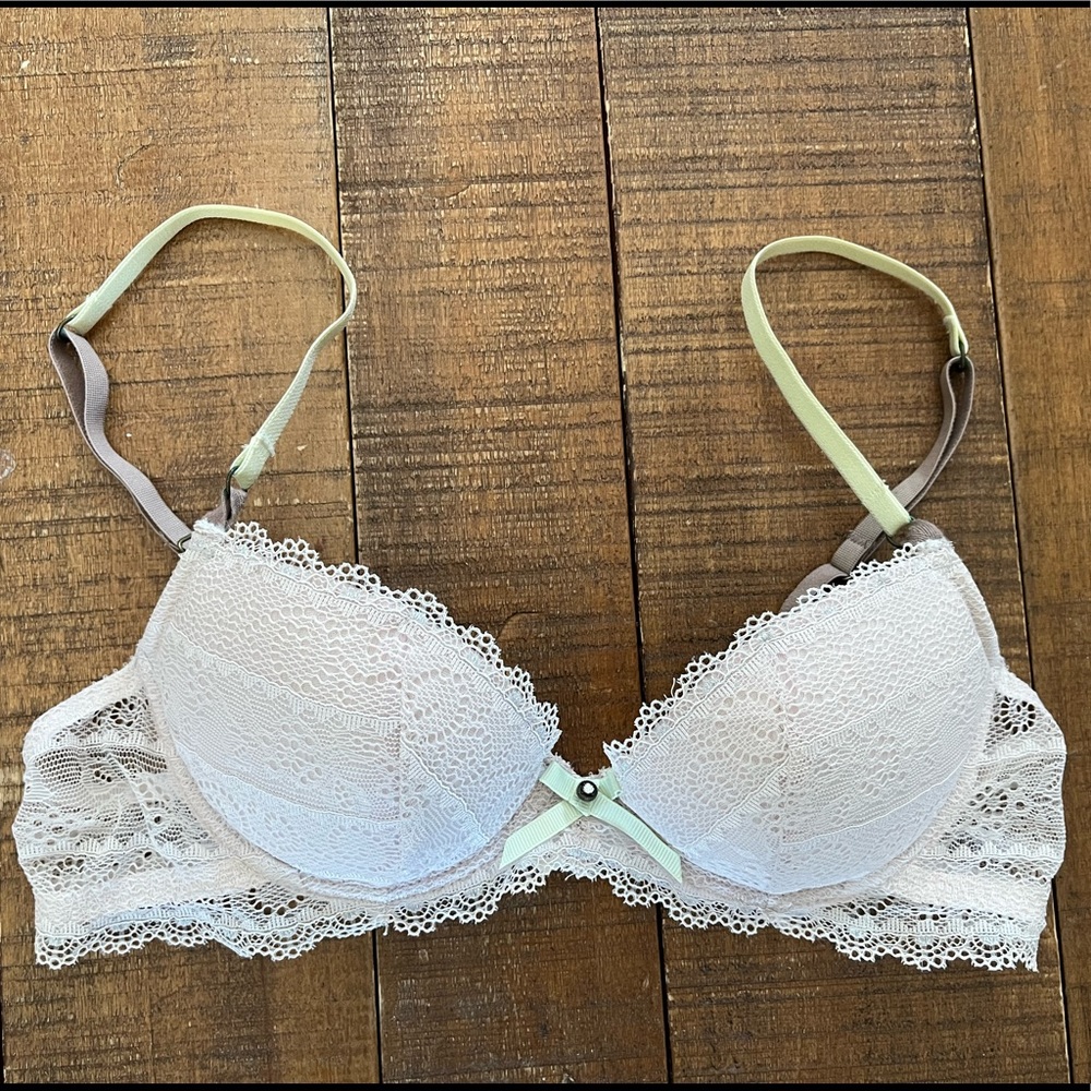 Victoria’s Secret Lightly Lined Plunge Lace Bra